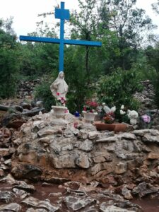 Medjugorje: Perchè ci sono 2 CROCI BLU?