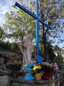 Medjugorje: Perchè ci sono 2 CROCI BLU?