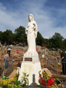 Medjugorje: Gli uomini hanno bisogno di una madre e qui la trovano.