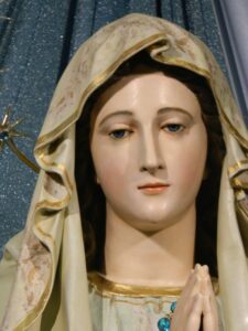 Le lacrima­zioni , dopo il restauro, della statua nella Chiesa di S. Giacomo a Medjugorje Una delle domande