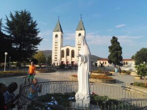 Le lacrima­zioni dopo il restauro della statua nella Chiesa di S. Giacomo a Medjugorje 