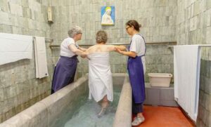 Nelle piscine di Lourdes si immergono ogni anno in 80mila